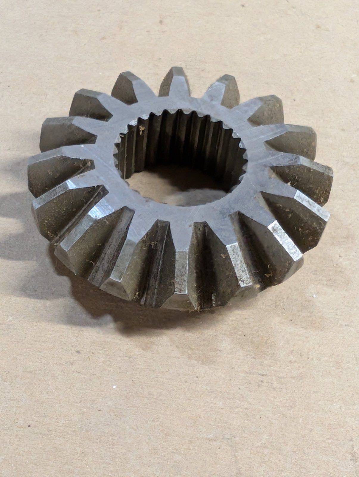 C12557 GEAR BEVEL DRIVEN 16T - Ingersoll/Case Tractor Part