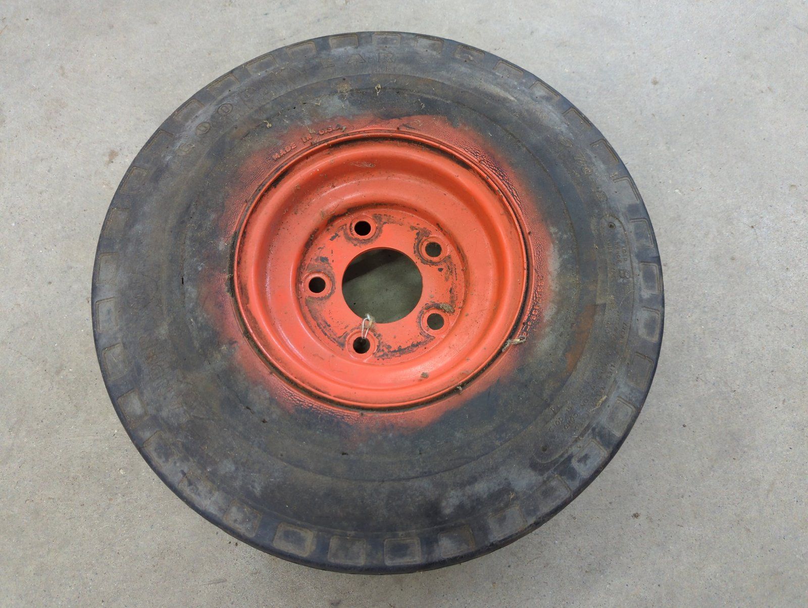 C13168 USED WHEEL / RIM WITH USED TIRE 644 646 - Ingersoll/Case Tractor Part