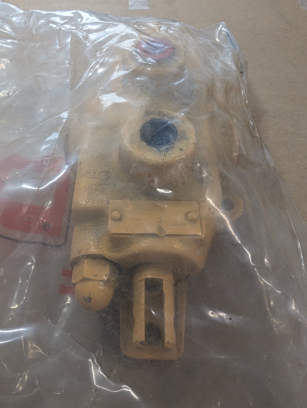 C14153 VALVE HYD LIFT C12677 - Ingersoll/Case Tractor Part