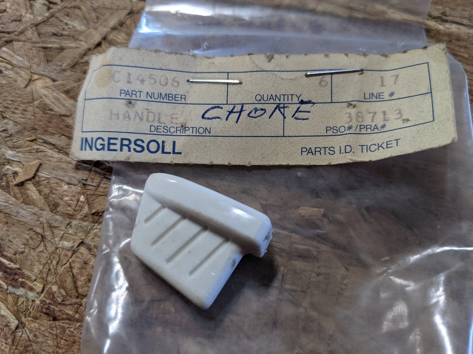 C14506 USED HANDLE - CHOKE WHITE - Ingersoll/Case Tractor Part