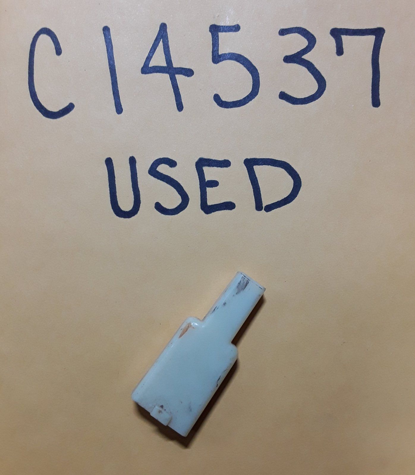 C14537 USED BODY - CONNECTOR 2 CONTACT - HEADLIGHT - Ingersoll/Case Tractor Part