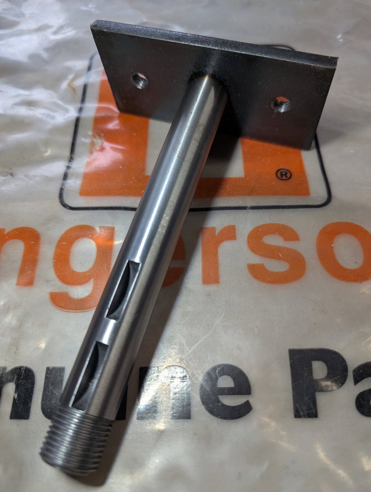 C15604 - CENTER SPINDLE - Ingersoll/Case Tractor Part