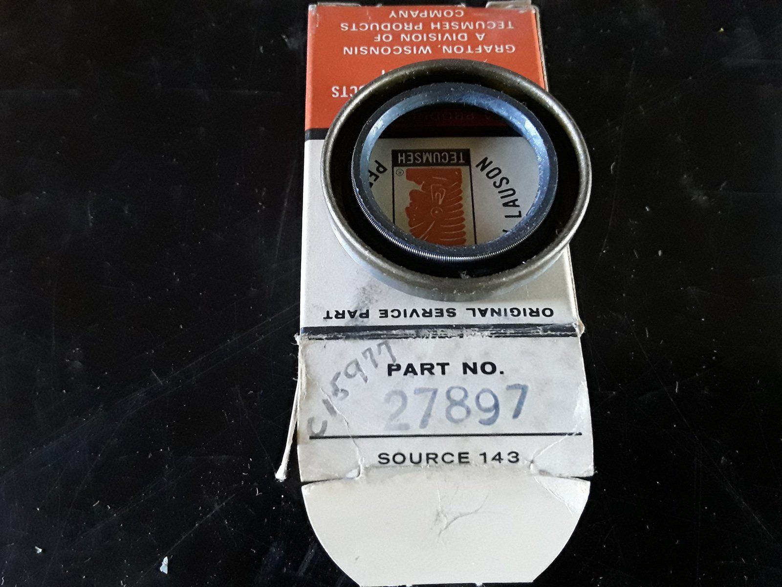 C15977 OIL SEAL TECUMSEH 27897 - Ingersoll/Case Tractor Part