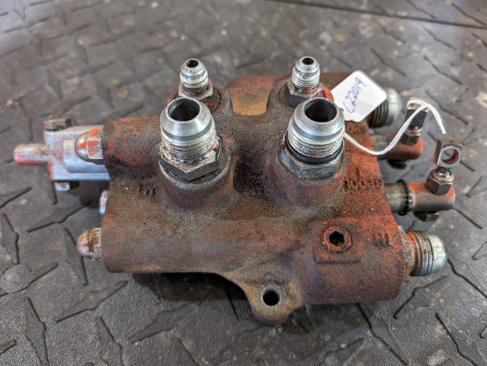 C16493 USED VALVE CONTROL TWO SPOOL EARLY STYLE - Ingersoll/Case Tractor Part