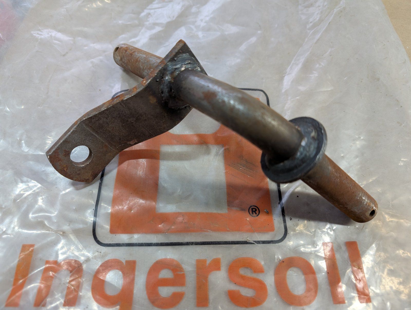 C16724 WMT SPINDLE LH - Ingersoll/Case Tractor Part