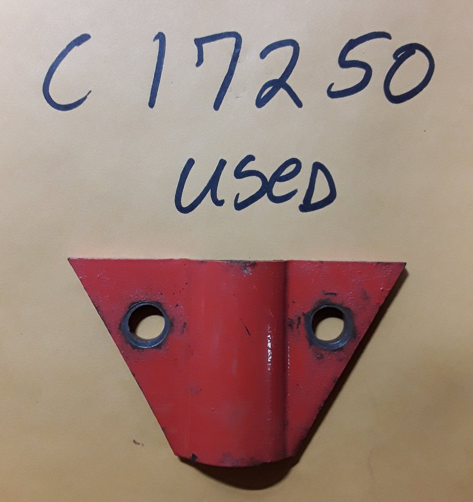 C17250 USED BRACKET - CLAMP BOTTOM - Ingersoll/Case Tractor Part