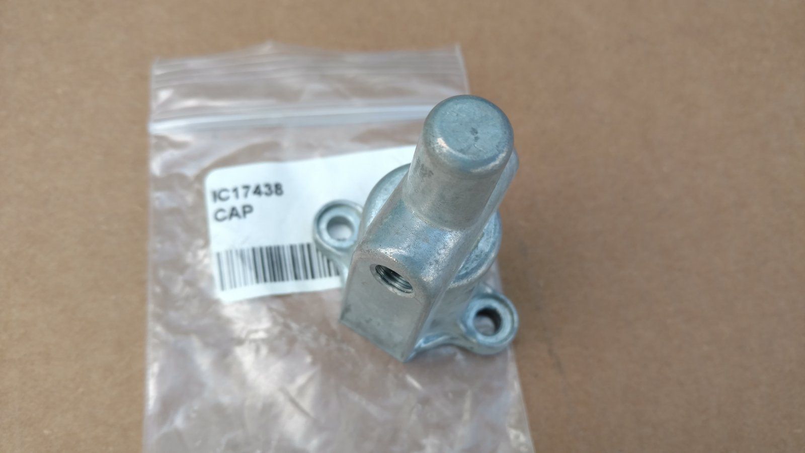 C17438 COVER-DETENT (HYD CONT VALVE) TCV - Ingersoll/Case Tractor Part