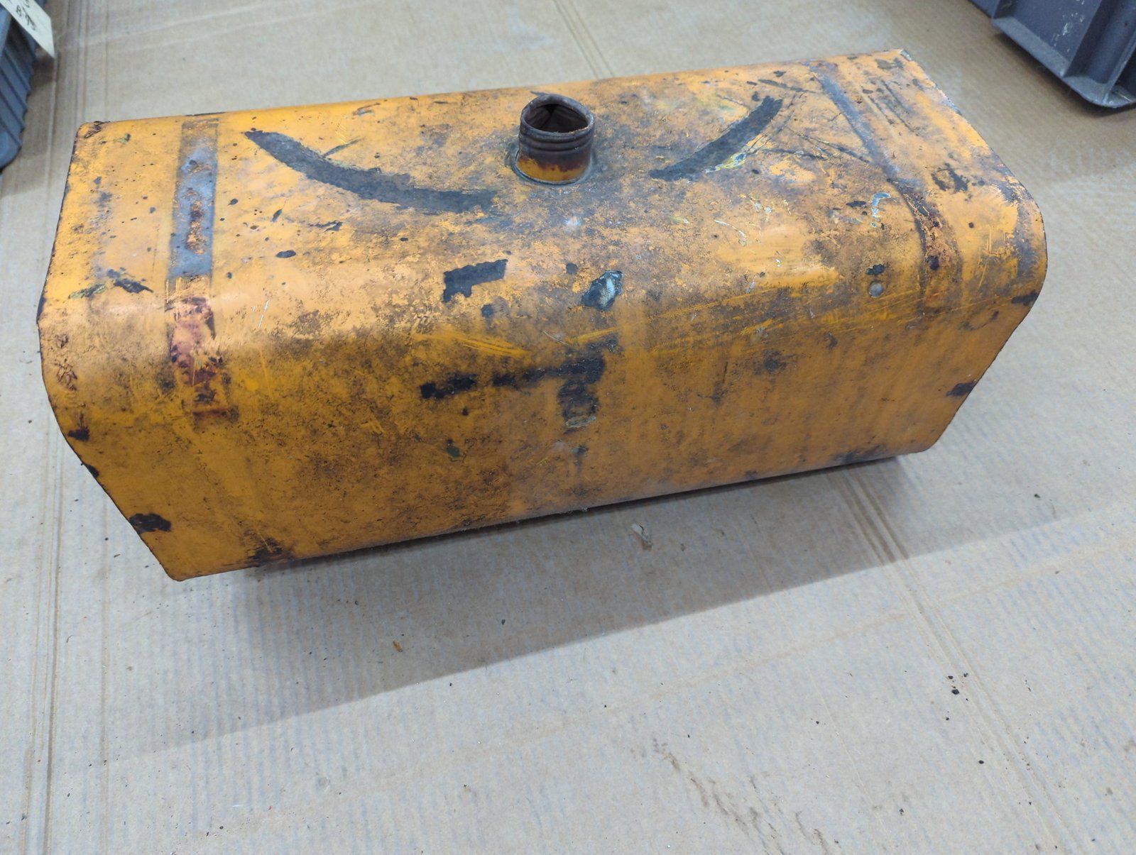 C18133 USED GAS METAL TANK - NEEDS REPAIR AT NECK - Ingersoll/Case Tractor Part