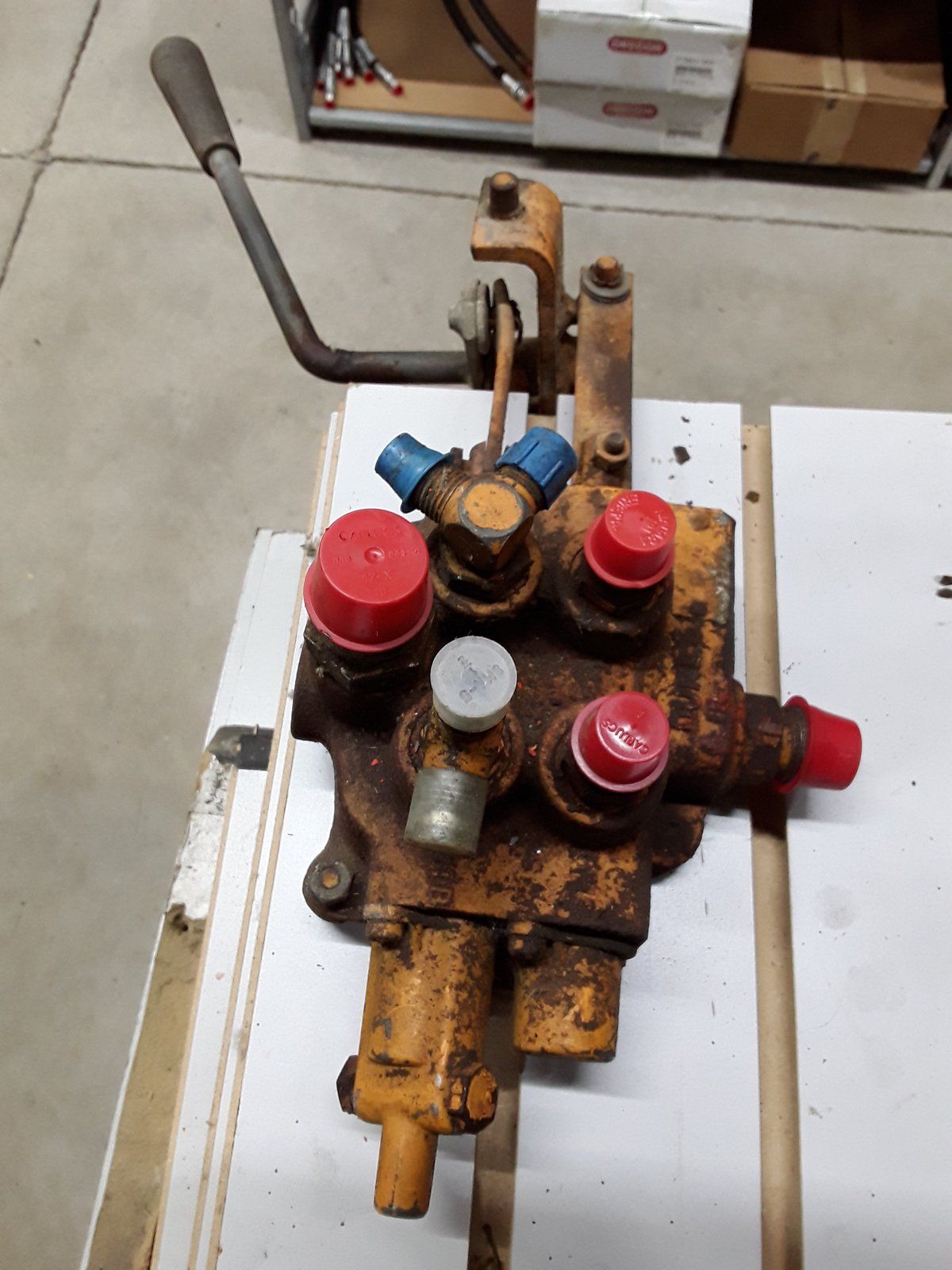C18179 USED VALVE BUCKET CONTROL C24445 C17596 - Ingersoll/Case Tractor Part