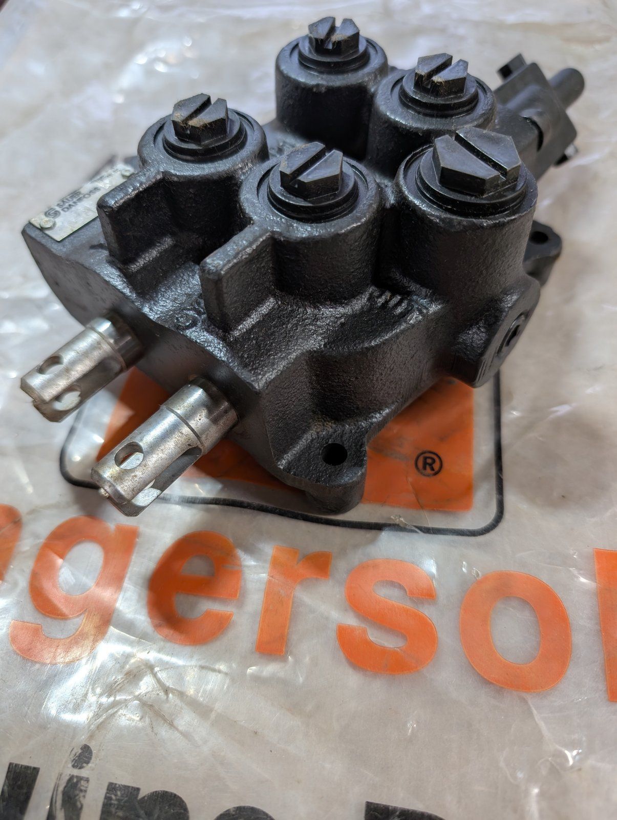 C18179 VALVE 2 SPOOL DIRECTIONAL BUCKET CONTROL - Ingersoll/Case Tractor Part