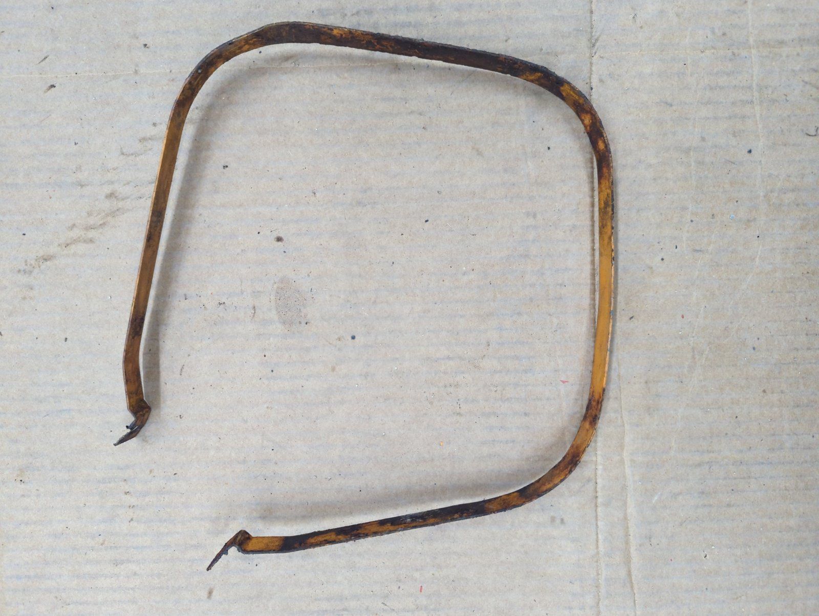C18190 USED GAS TANK STRAP - Ingersoll/Case Tractor Part