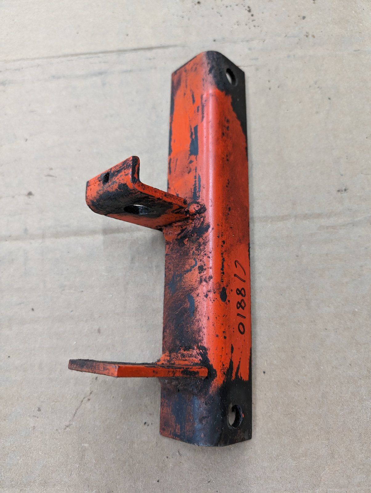 C18810 USED BRACKET CYLINDER - Ingersoll/Case Tractor Part