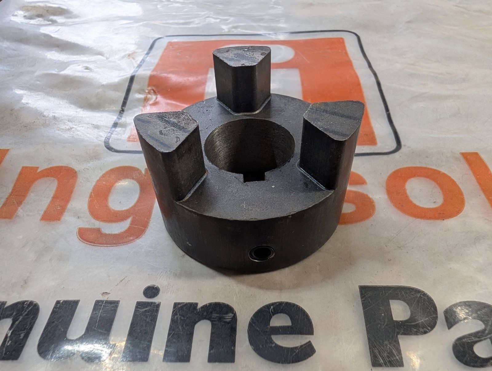 C18917 COUPLING LOVE JOY 1-1/8 - Ingersoll/Case Tractor Part