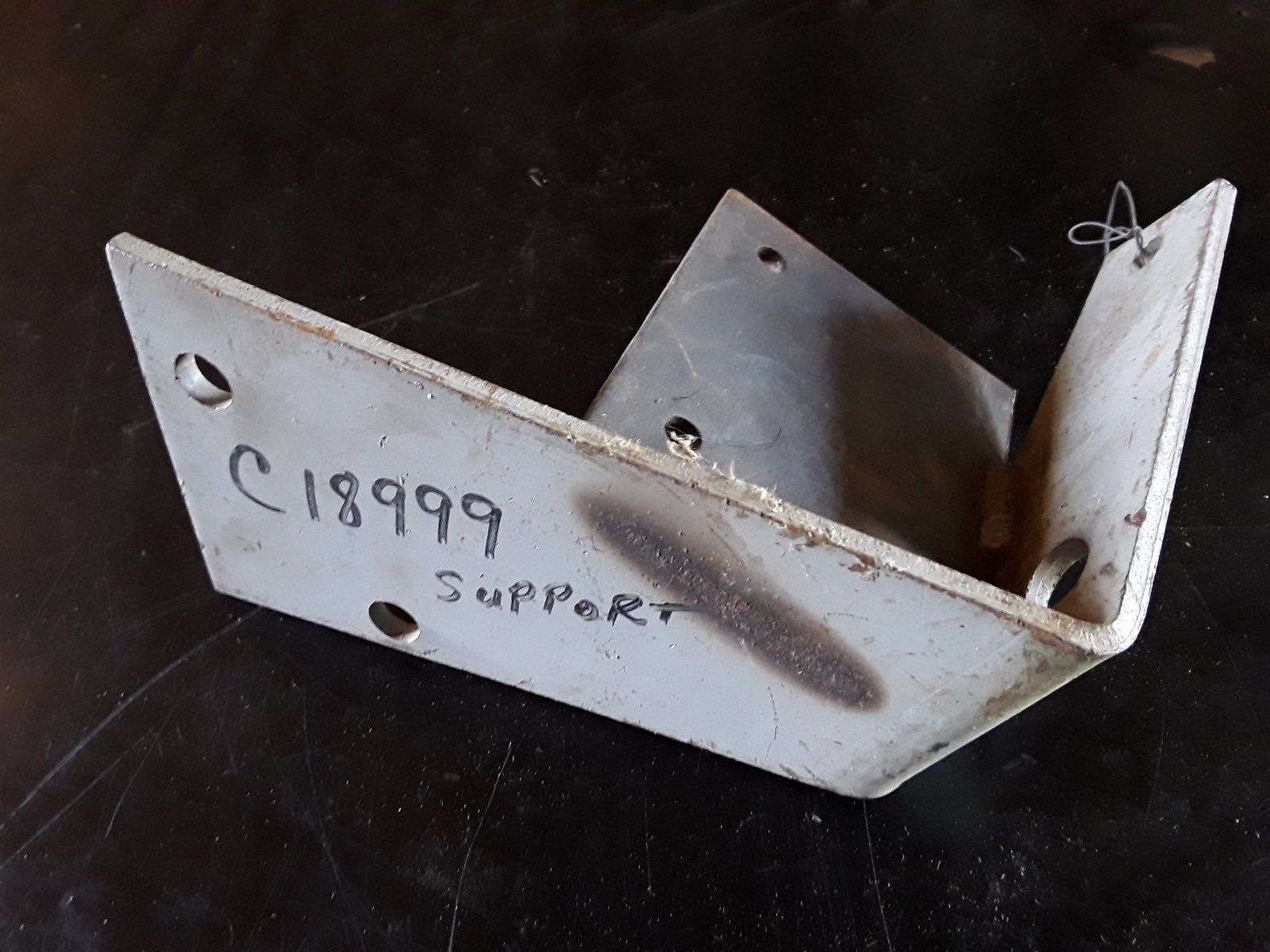 C18999 SUPPORT - UPPER C14229 - Ingersoll/Case Tractor Part