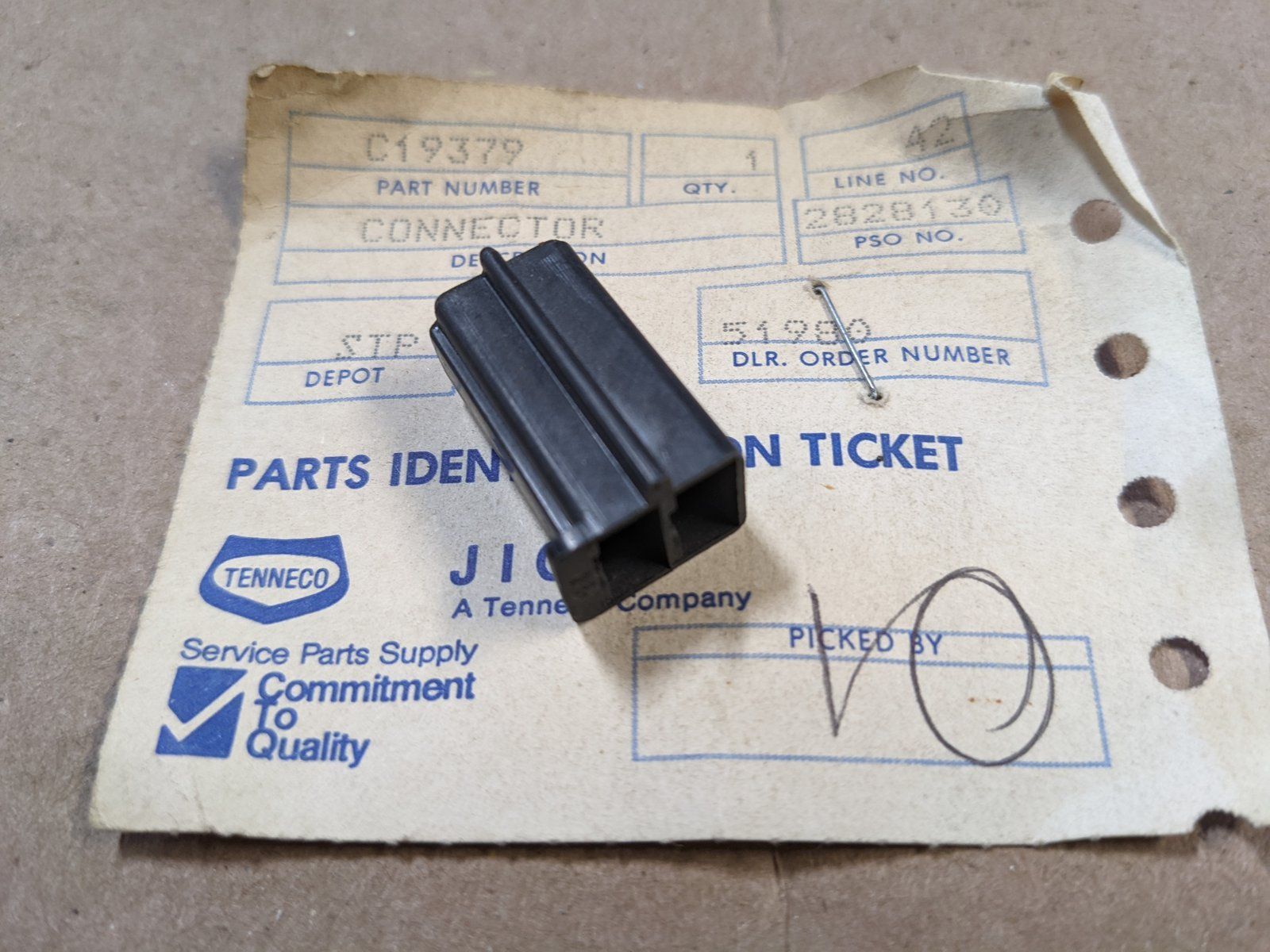 C19379 BODY-CONNECTOR -2 CONT - Ingersoll/Case Tractor Part