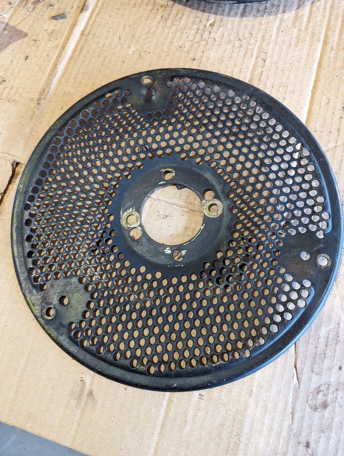 C20215 USED SCREEN ONAN 134-3920 - Ingersoll/Case Tractor Part