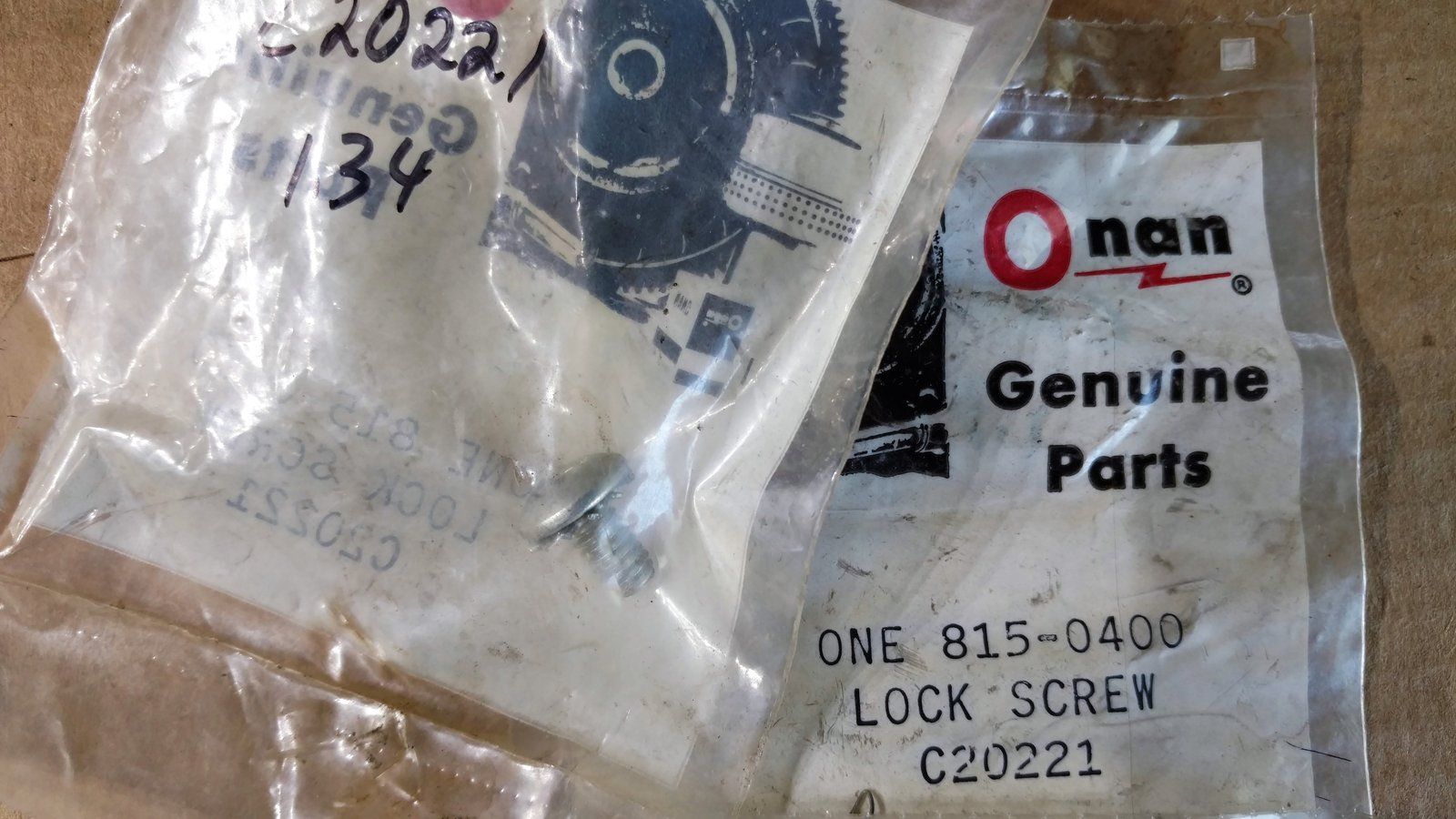C20221 SCREW - LOCKING ONAN 815-0400 - Ingersoll/Case Tractor Part