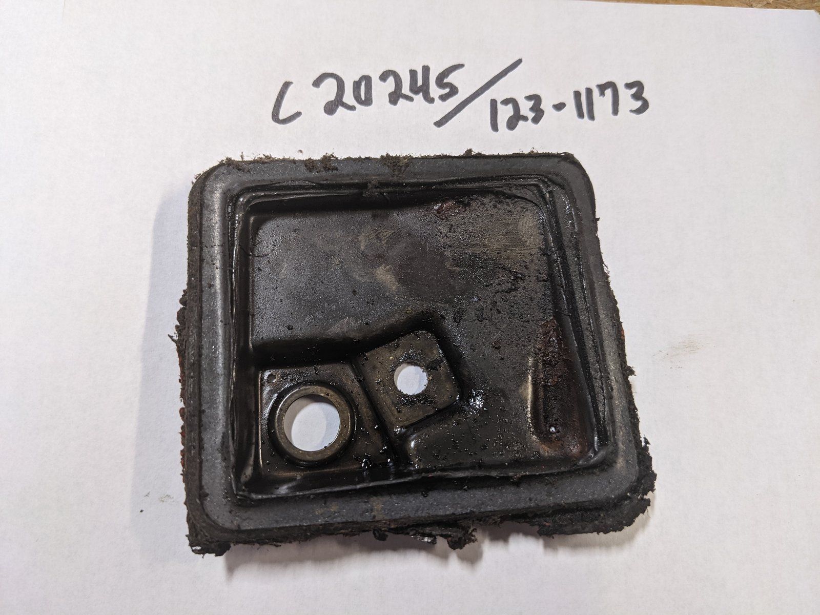 C20245 USED ONAN 123-1173` BAFFLE - BREATHER - Ingersoll/Case Tractor Part