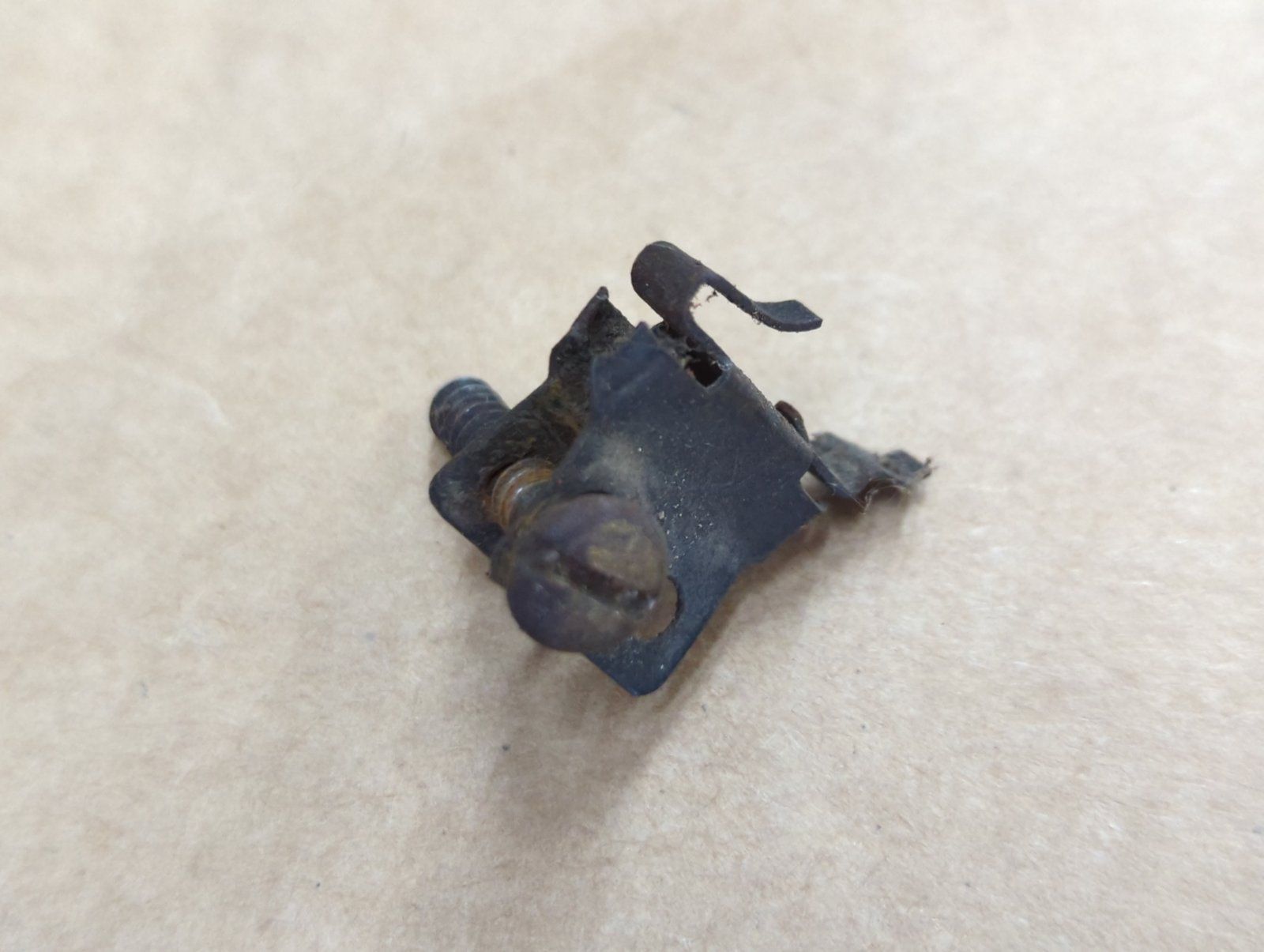 C20407 USED CHOKE CLIP ONAN 518-0328 - Ingersoll/Case Tractor Part