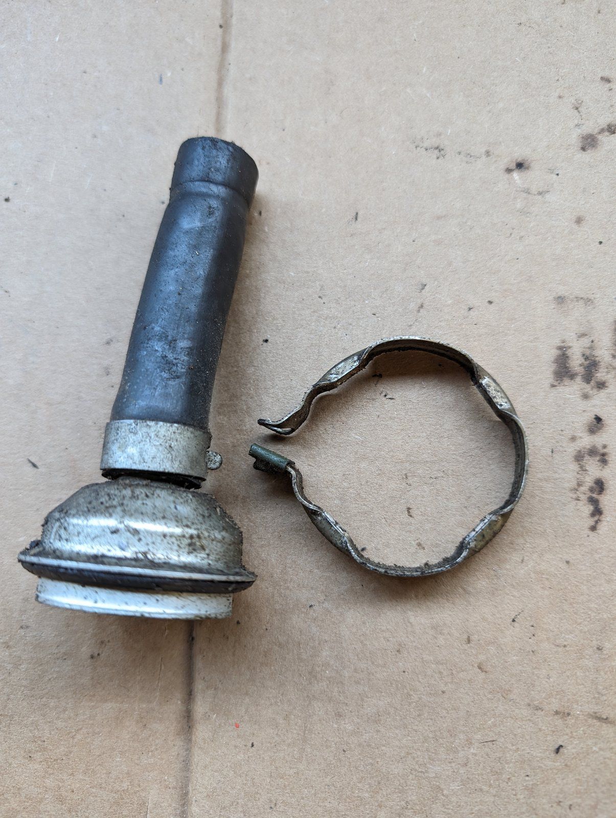 C20490 USED ONAN BREATHER TUBE CAP 123-0954 - Ingersoll/Case Tractor Part