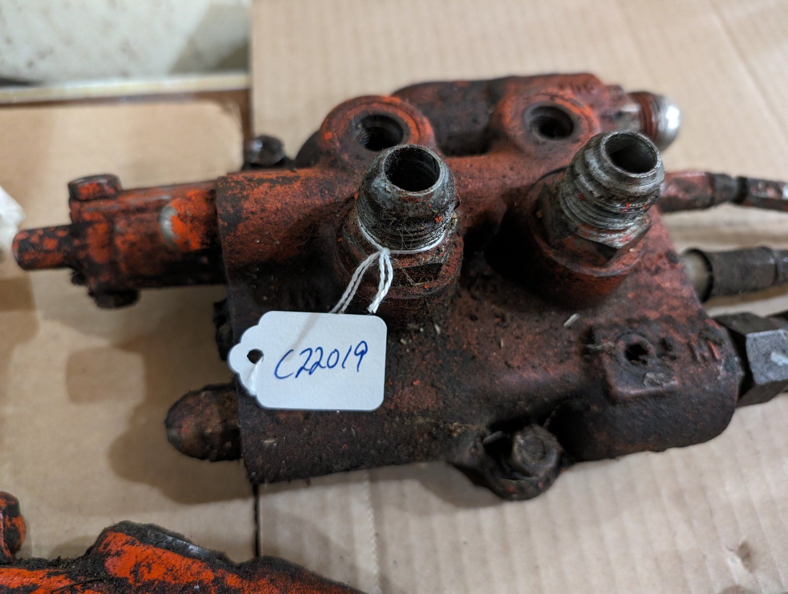 C22019 USED VALVE CONTROL TWO SPOOL EARLY STYLE - Ingersoll/Case Tractor Part