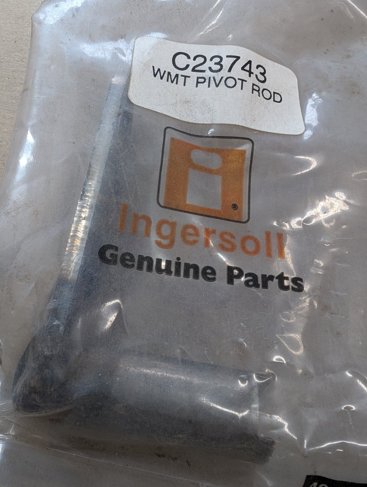 C23743 WMT PIVOT ROD - Ingersoll/Case Tractor Part