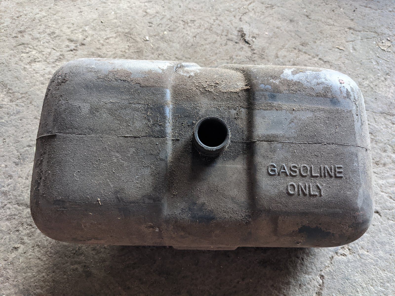 C23815 USED GAS TANK C28940 C44818 - Ingersoll/Case Tractor Part