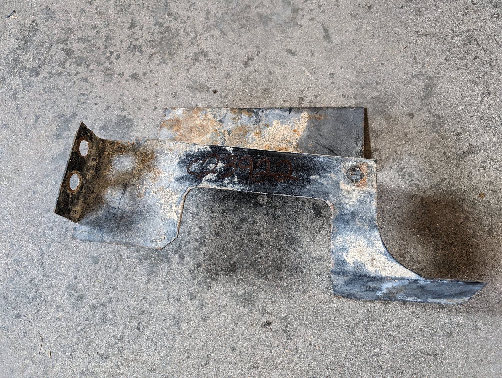 C23922 USED BAFFLE SUPPORT RH - Ingersoll/Case Tractor Part