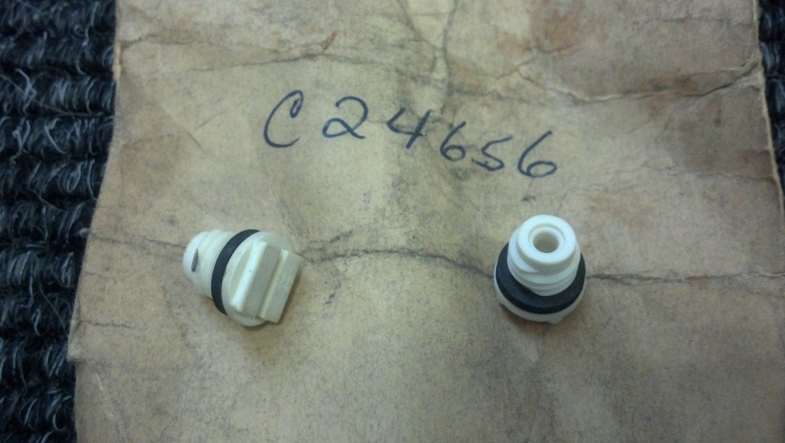 C24656 PLUG - BATTERY FILLER - Ingersoll/Case Tractor Part