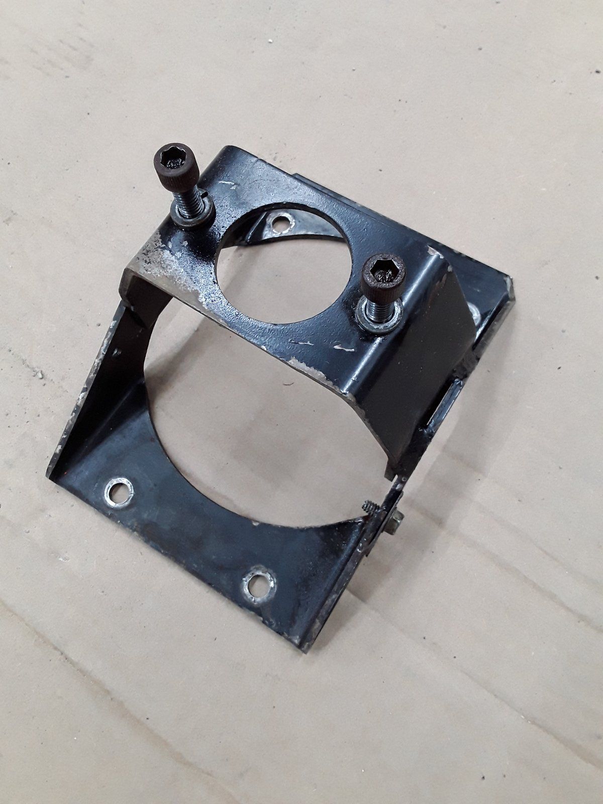 C24806 USED PUMP MOUNT SUPPORT - Ingersoll/Case Tractor Part
