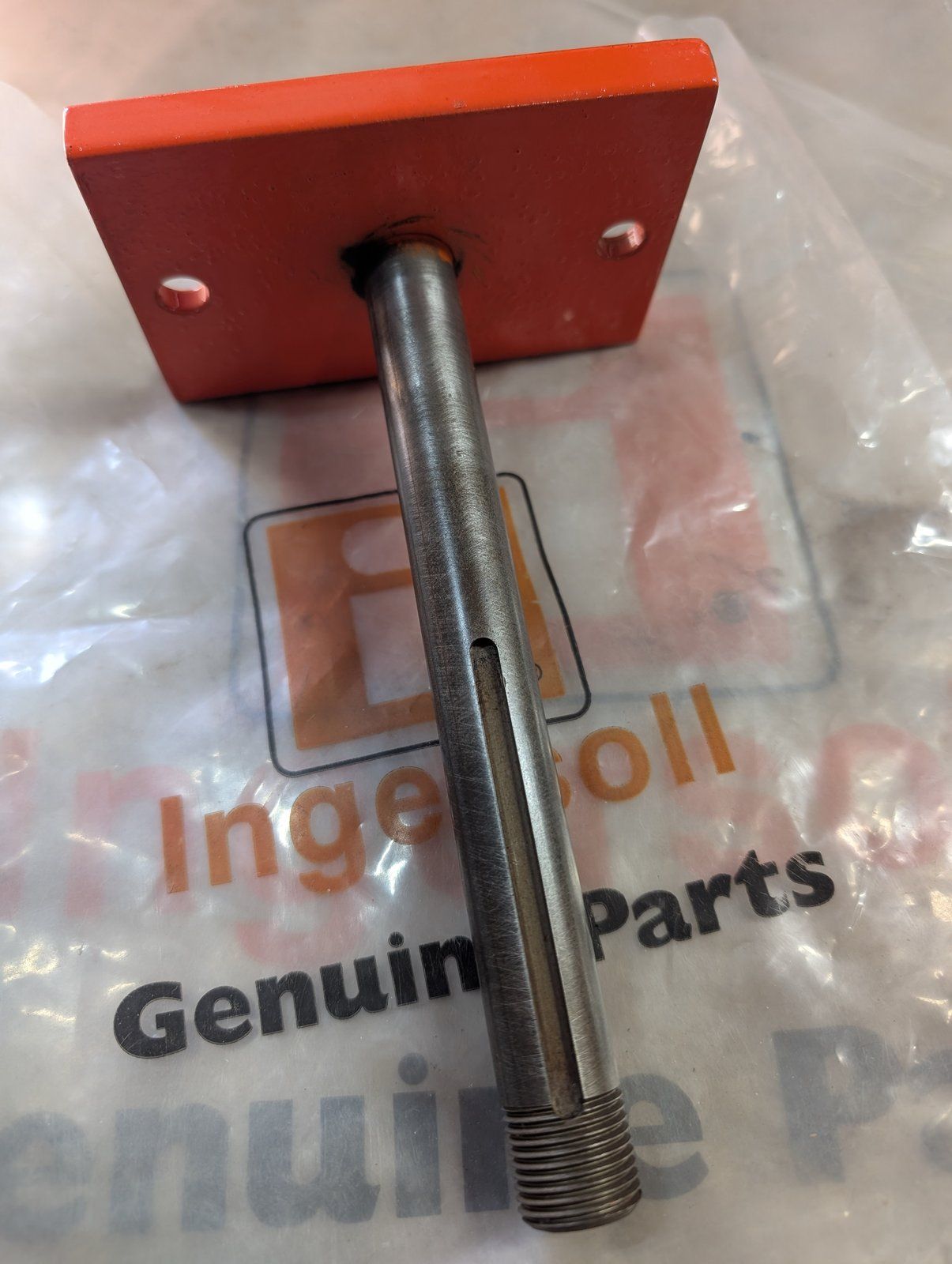 C25627 SPINDLE - CENTER 60" MOWER - Ingersoll/Case Tractor Part