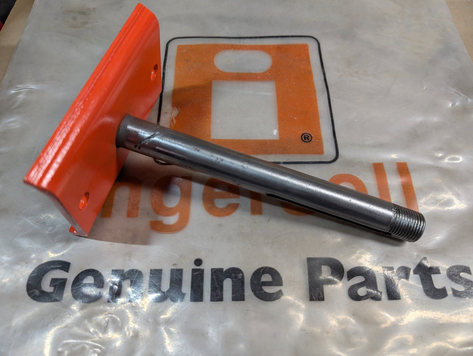C25627 USED SPINDLE - CENTER 60" MOWER - Ingersoll/Case Tractor Part