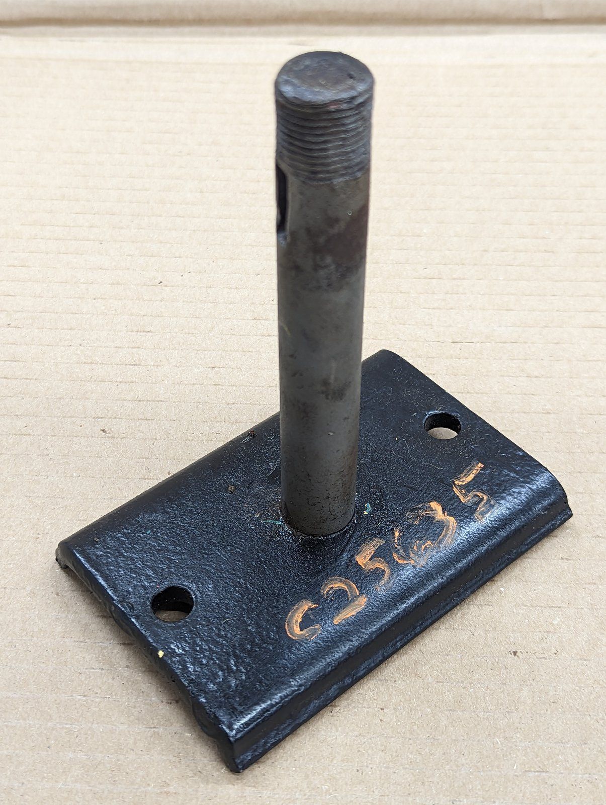 C25635 USED SPINDLE - LH 60" MOWER DECK - Ingersoll/Case Tractor Part