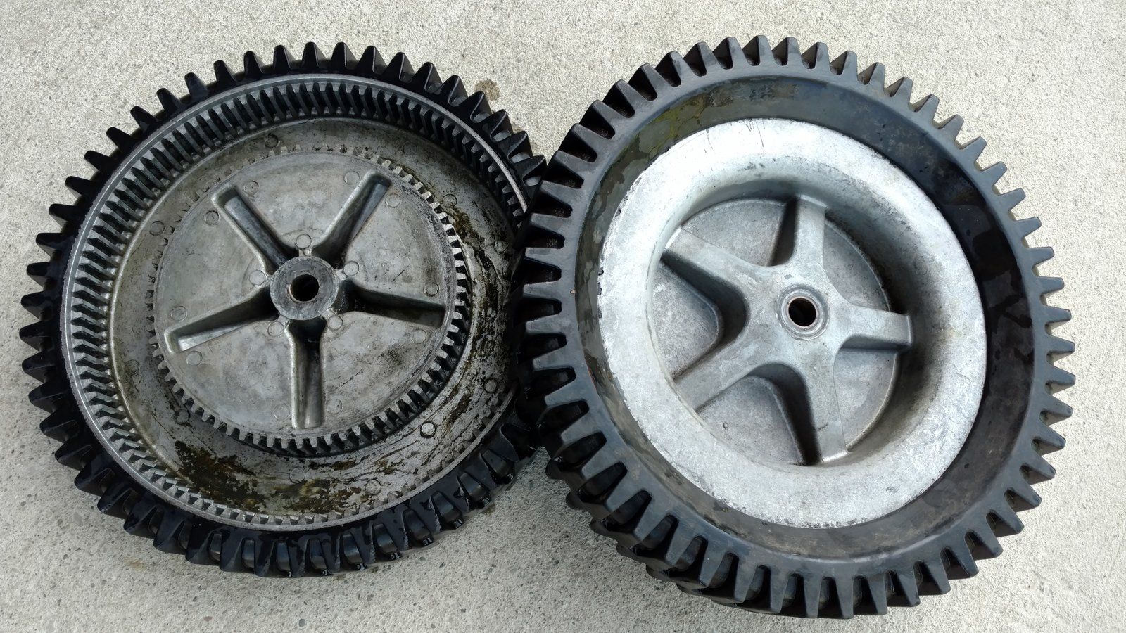 C25692 USED TIRE & WHEEL ASSY SWEEPER - Ingersoll/Case Tractor Part