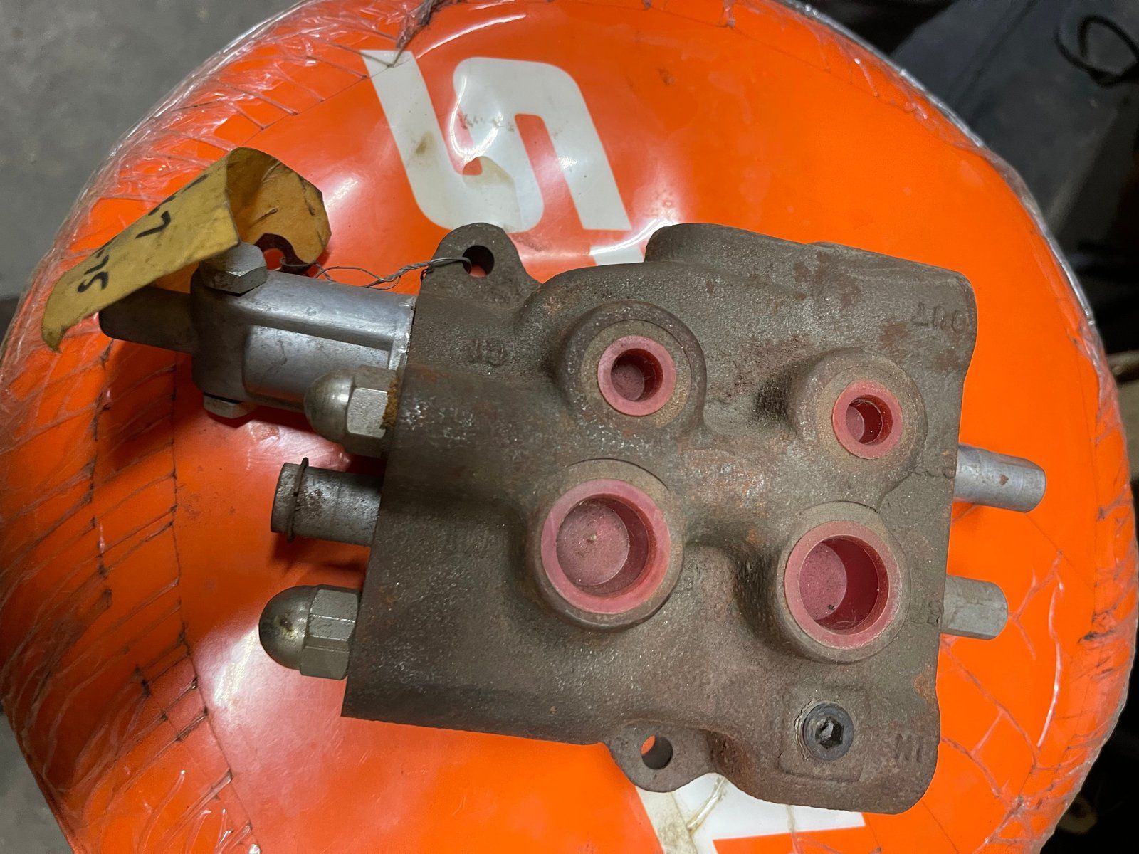 C25967 VALVE CONTROL - Ingersoll/Case Tractor Part
