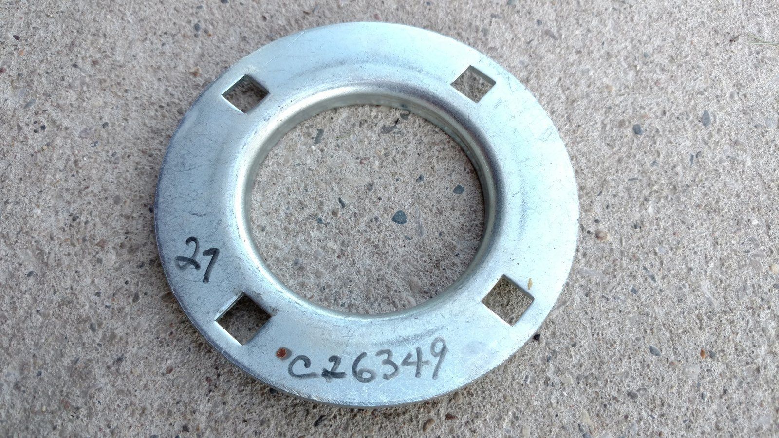 C26349 FLANGETTE - J74 - Ingersoll/Case Tractor Part