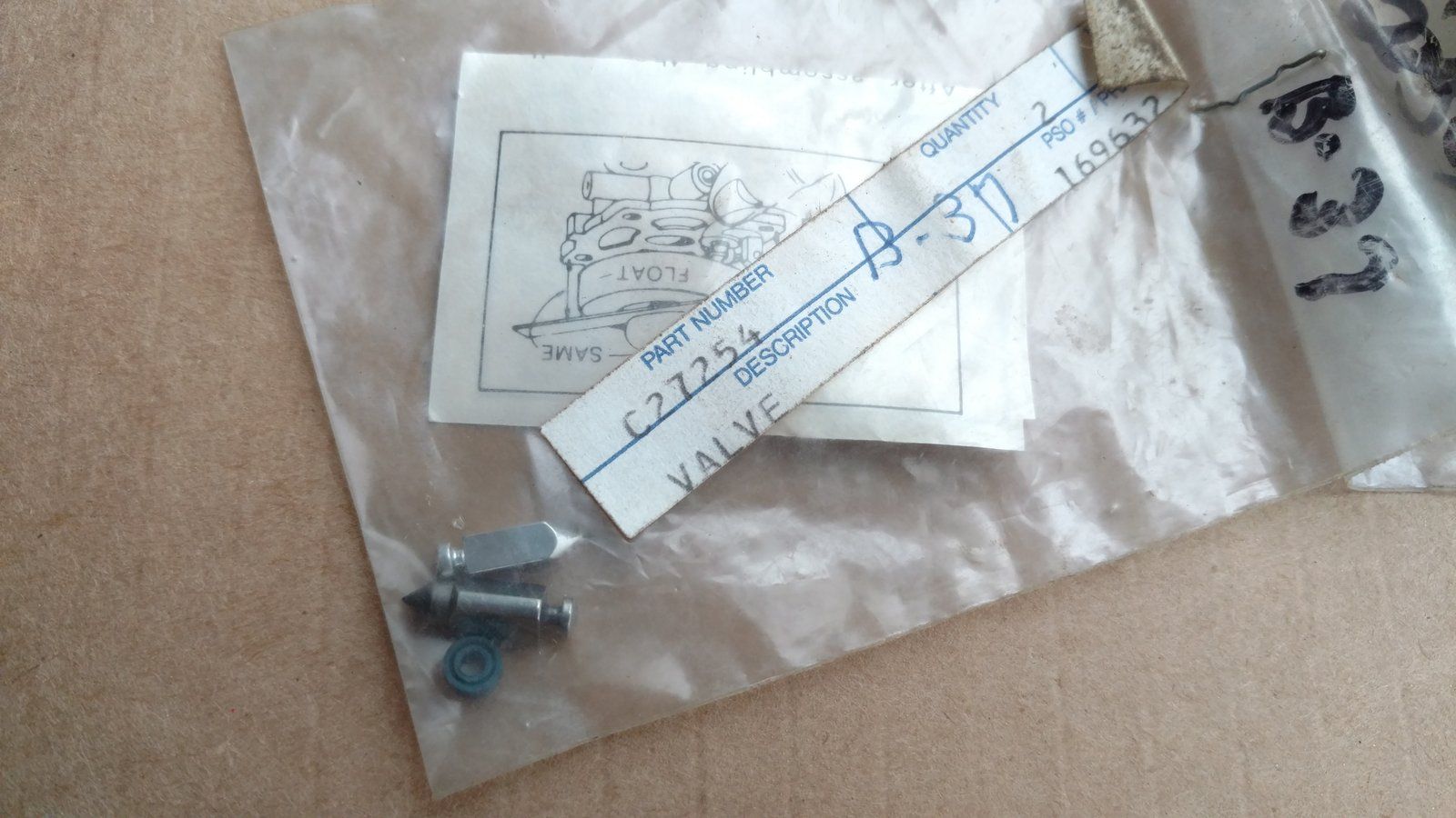 C27254 VALVE BRIGGS 394681 299096 - Ingersoll/Case Tractor Part