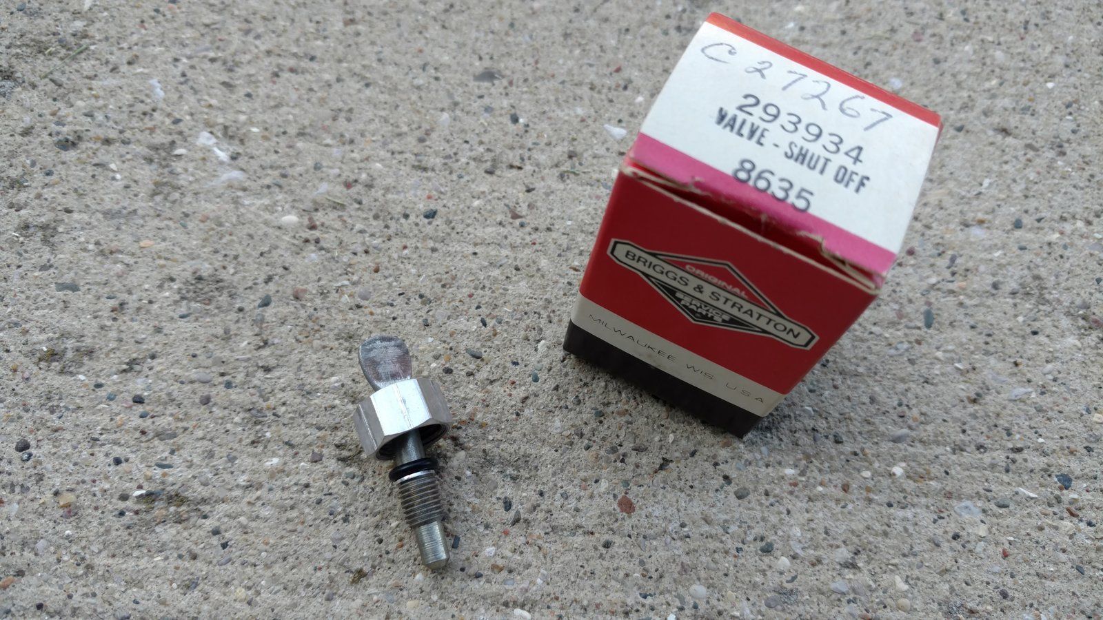 C27267 VALVE FUEL B/S 293934 - Ingersoll/Case Tractor Part