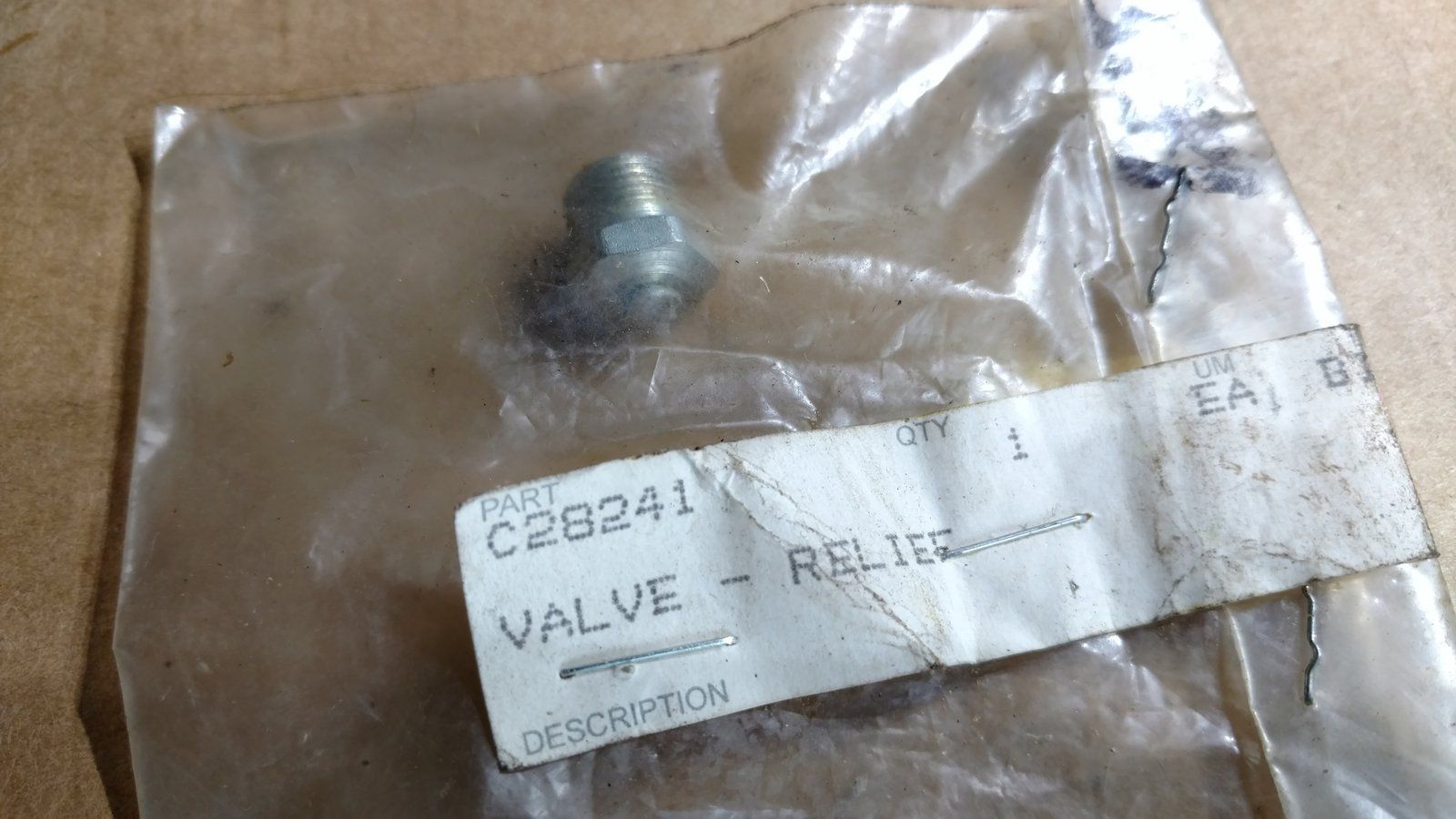 C28241 RELIEF VENT - 1/8 NPTF C37973 G9007004 A50096 - Ingersoll/Case Tractor Part