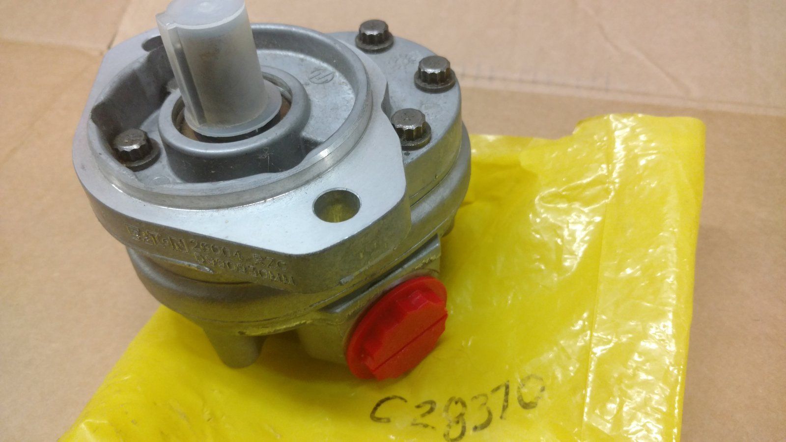 C28370 PUMP - HYD EATON CW 9.4 GPM C43925 - Ingersoll/Case Tractor Part
