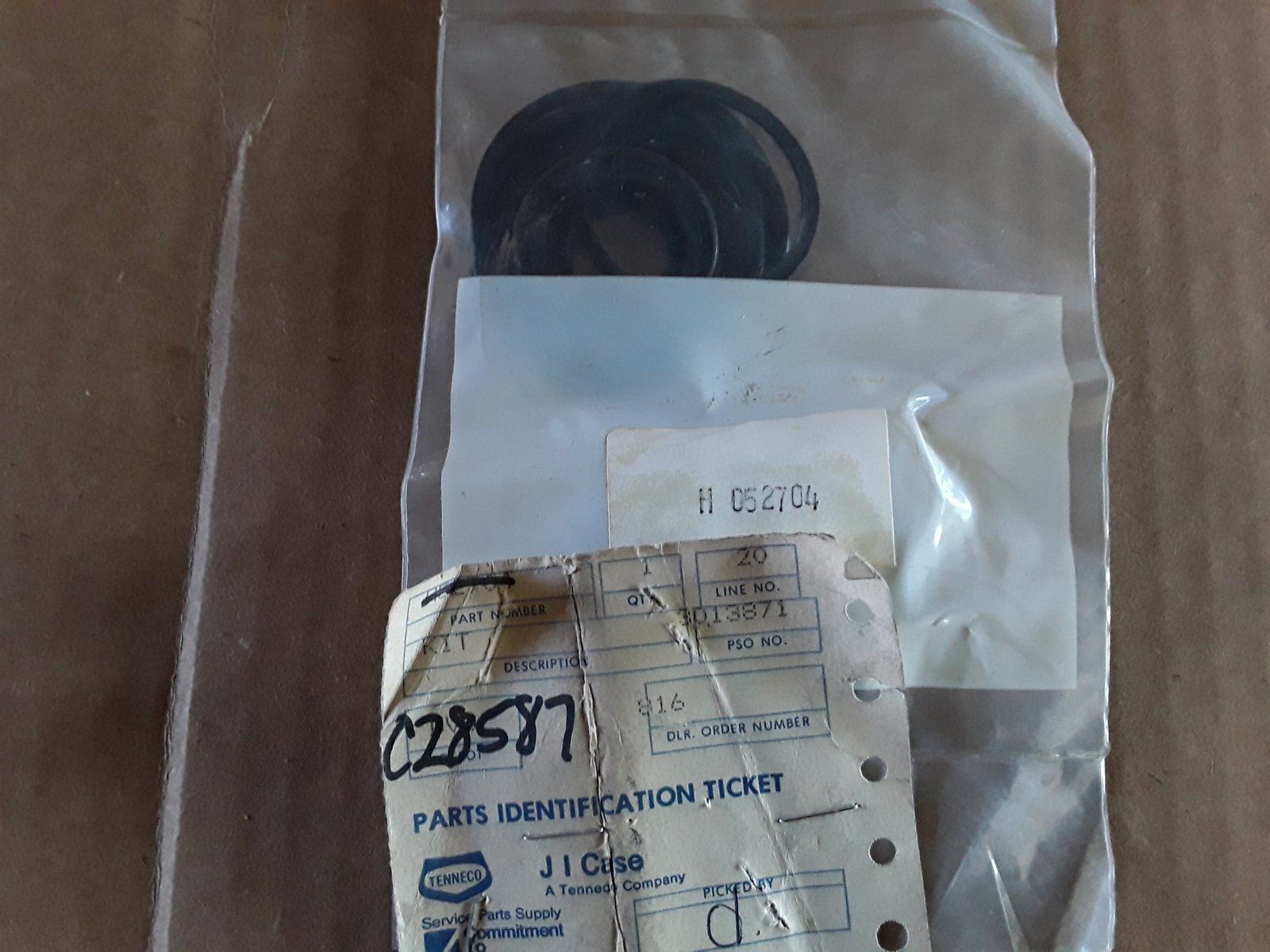 C28587 KIT - SEAL (JI CASE H52704) - Ingersoll/Case Tractor Part