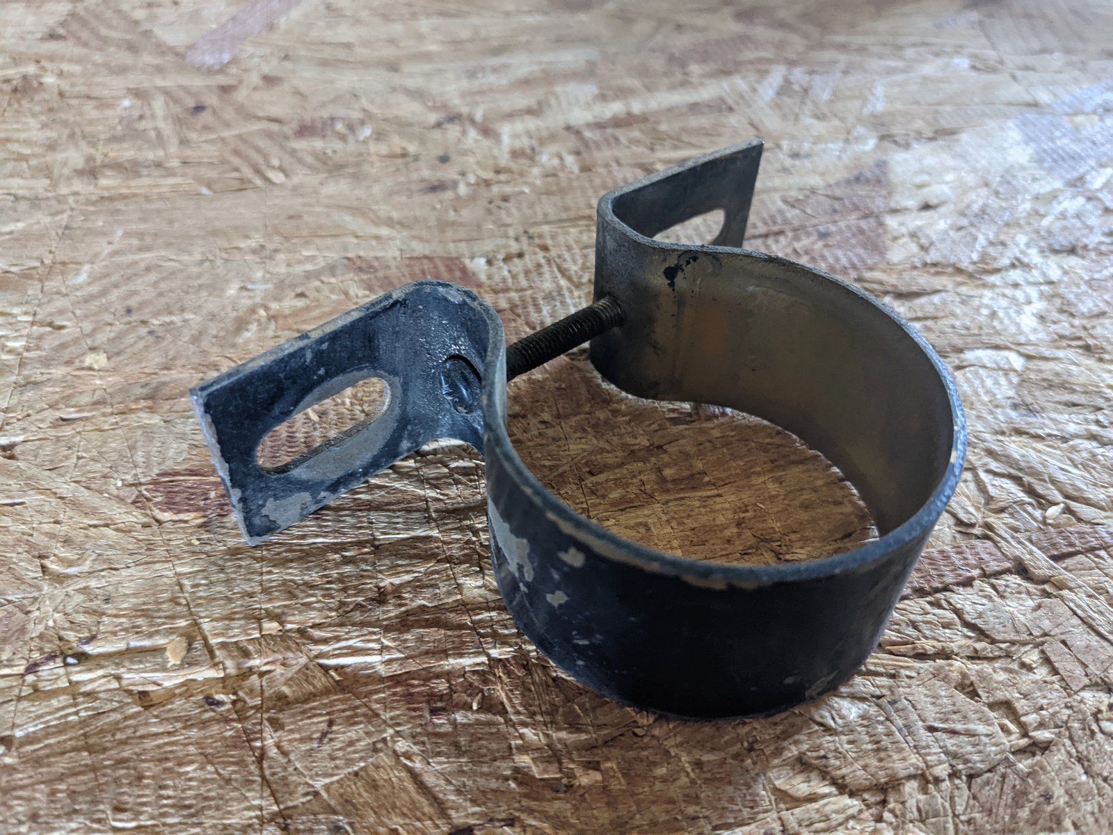 C28694 USED BRACKET - KOHLER COIL MOUNT V34435 - USED - Ingersoll/Case Tractor Part