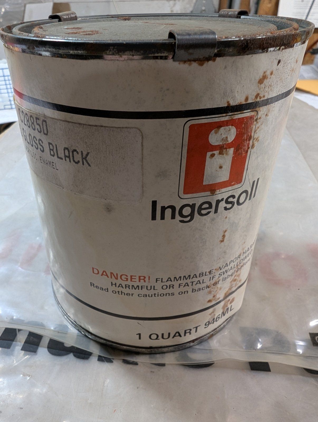 C28850 PAINT QT BLACK SEMI GLOSS B17539 B17169 - Ingersoll/Case Tractor Part