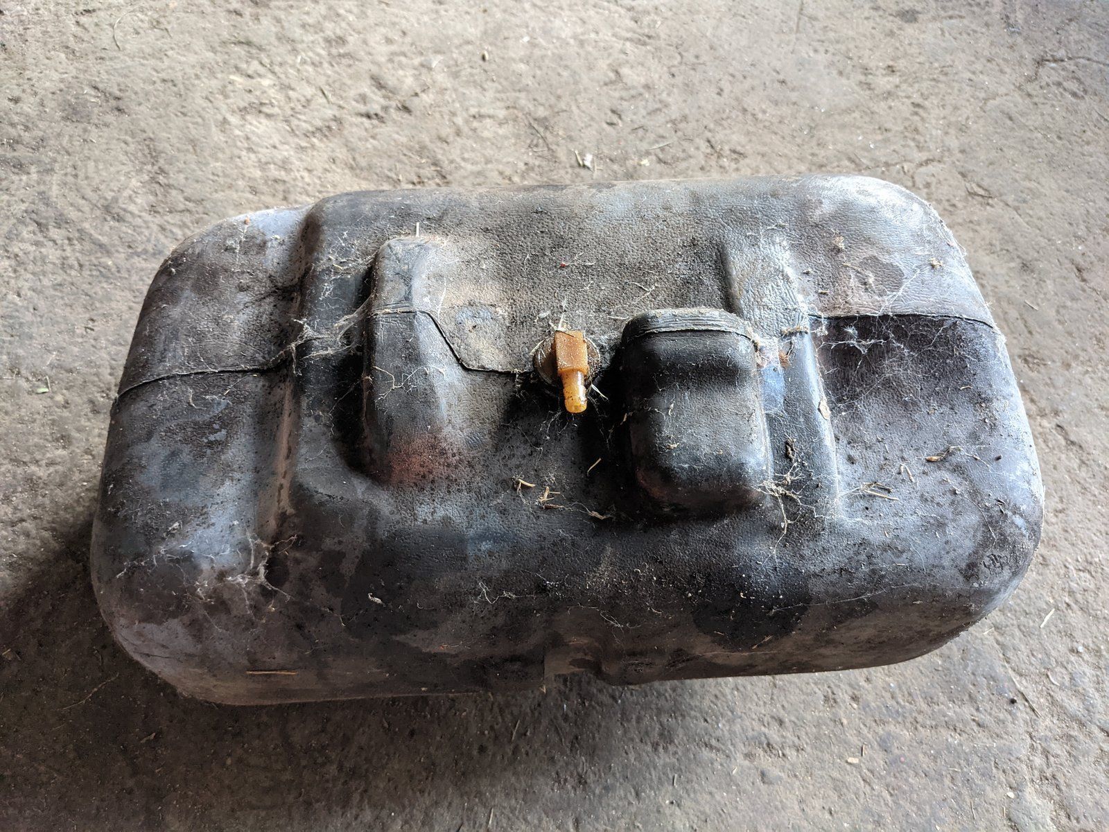 C28940 USED GAS TANK - Ingersoll/Case Tractor Part