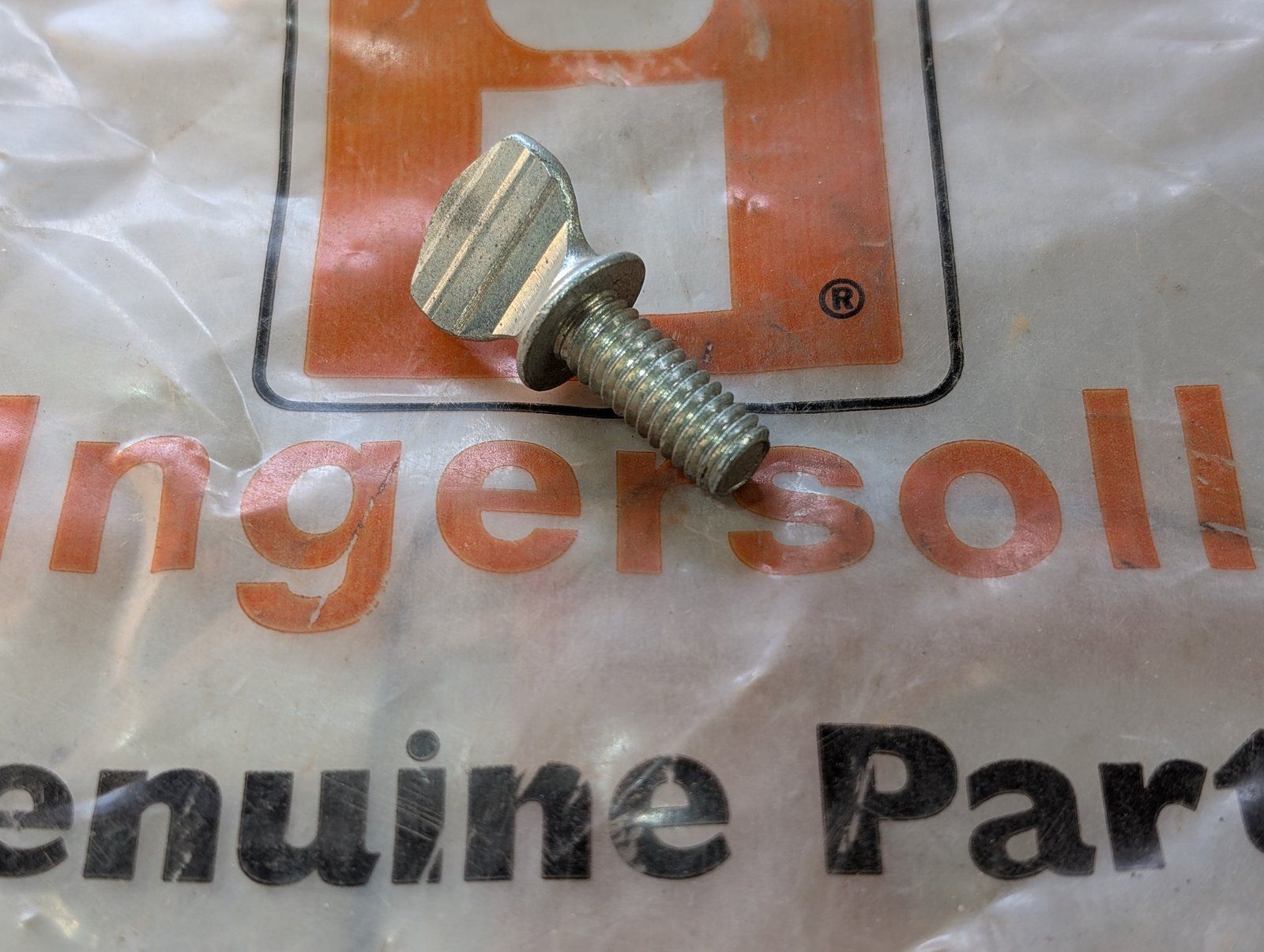 C29774 SCREW THUMB 5/16-18 - Ingersoll/Case Tractor Part
