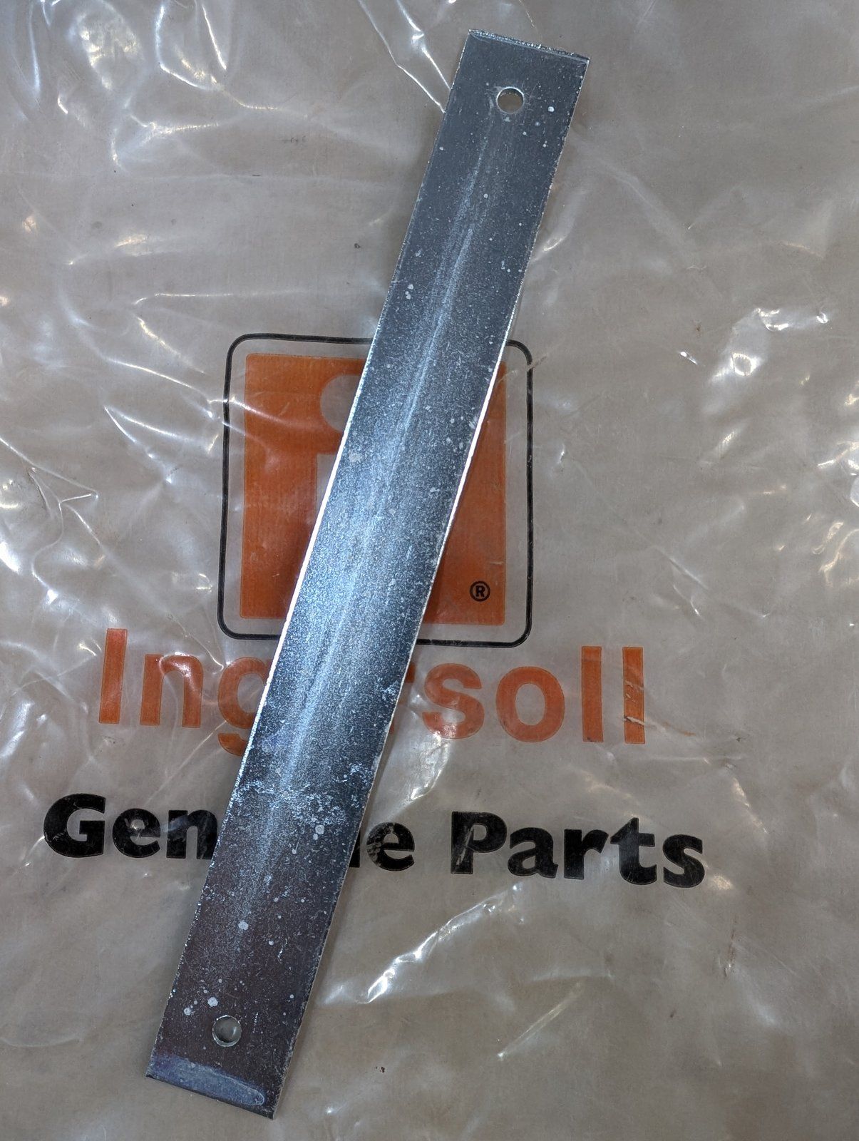 C29908 RETAINER SCREEN LONG - Ingersoll/Case Tractor Part