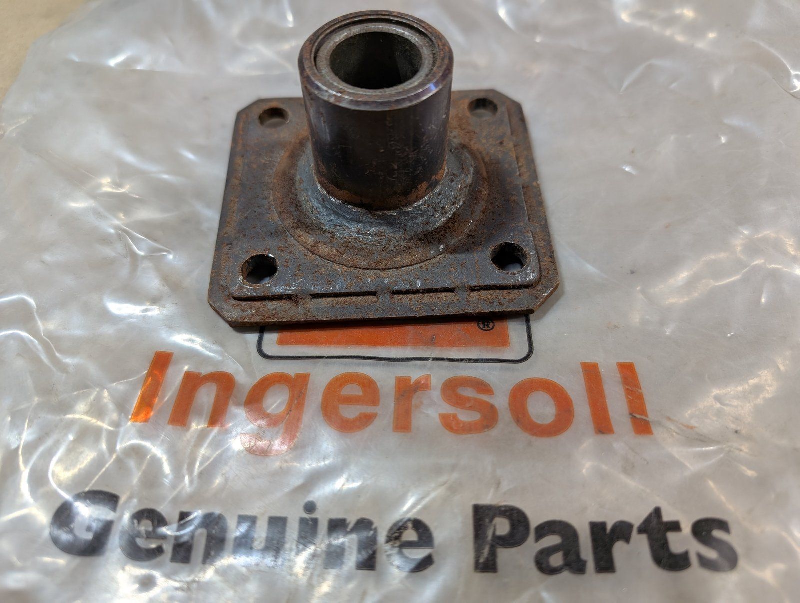 C29921 END CAP w/ BEARING (80XC) - Ingersoll/Case Tractor Part