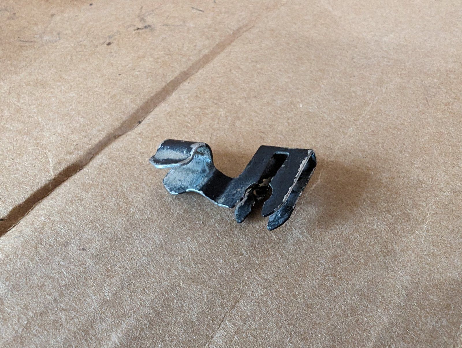 C29989 USED RETAINING CLIP 518-0637 - Ingersoll/Case Tractor Part
