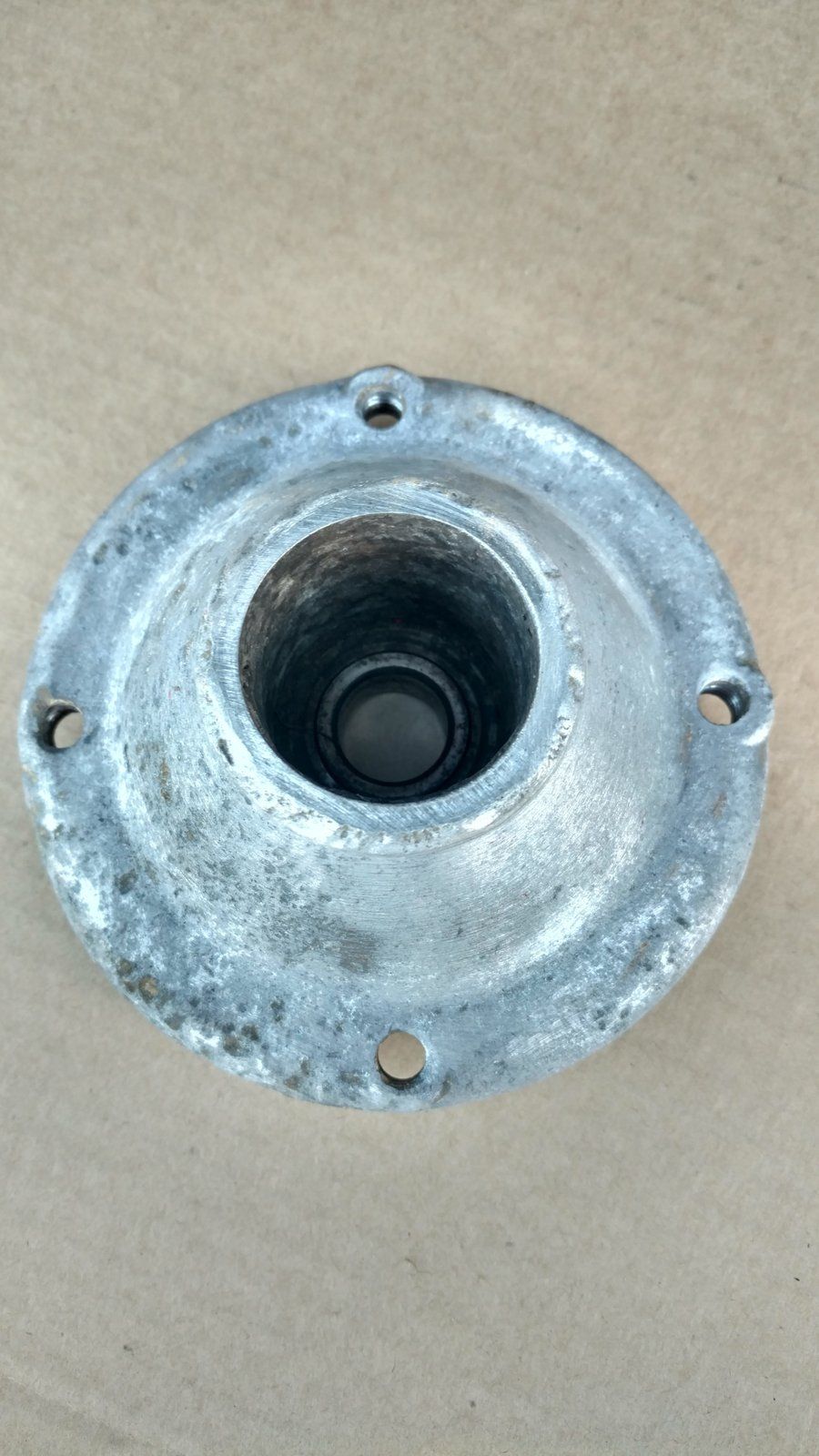 C30729 HOUSING - SPINDLE - USED - Ingersoll/Case Tractor Part