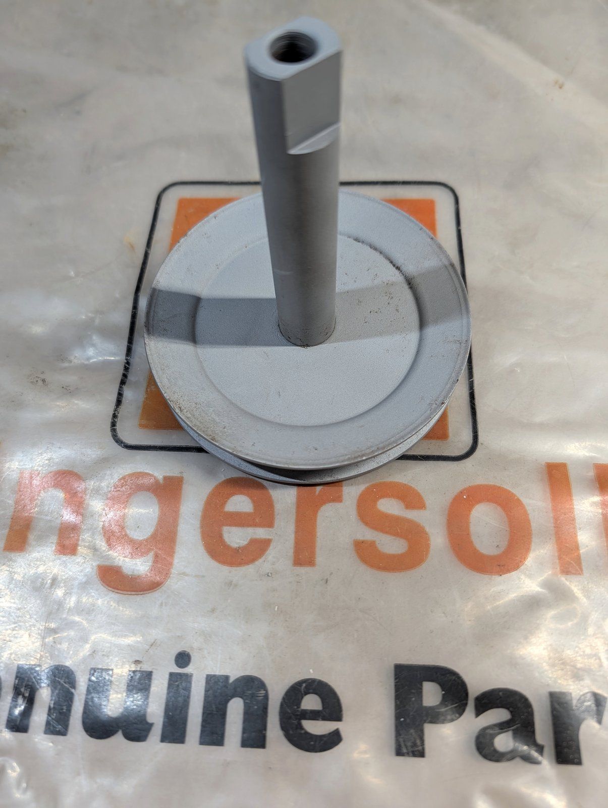 C31566 USED SPINDLE - OUTBOARD RM38 RM44 RM48 - Ingersoll/Case Tractor Part